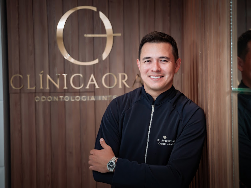 Dr. Argeu Herbster sorrindo na recepção da Clínica Oralit